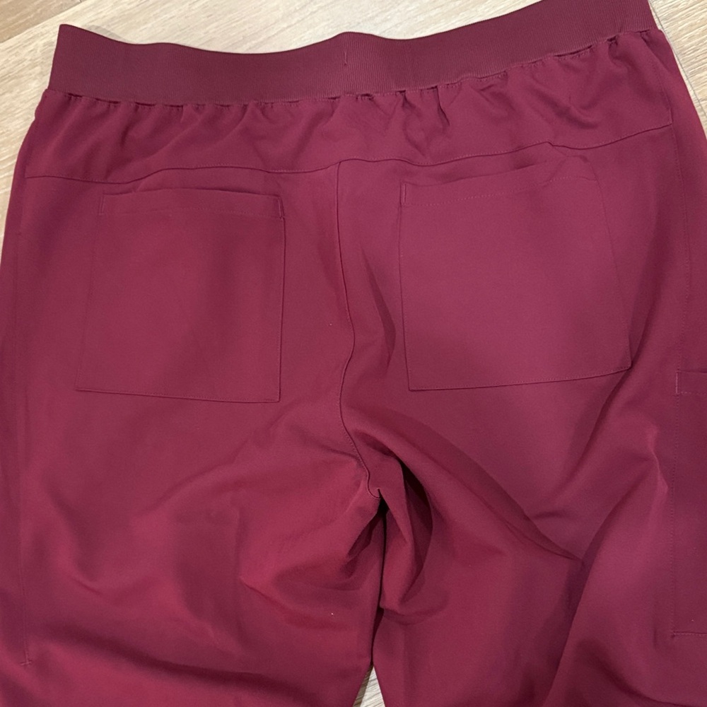 Fabletics Women's Burgundy V-Neck 2 piece scrub set XXL - Picture 12 of 15